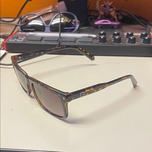 Guess Stylish Tortoise Shell Sunglasses